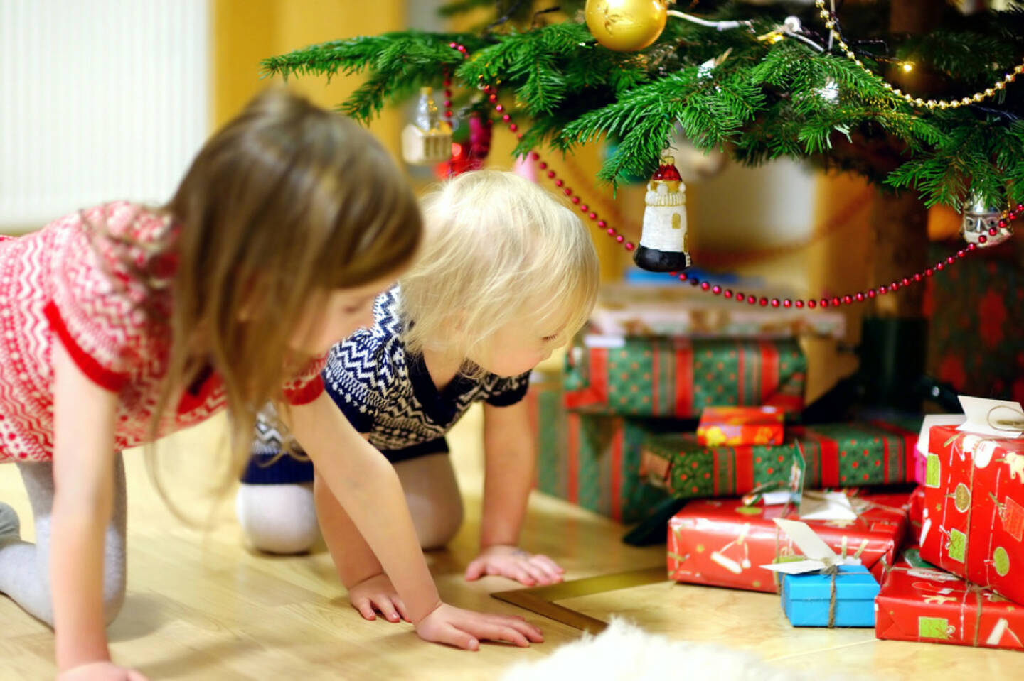 Weihnachten, Geschenke, Bescherung, Kinder, http://www.shutterstock.com/de/pic-211839097/stock-photo-two-adorable-little-sisters-looking-for-gifts-under-a-christmas-tree-on-christmas-eve-at-home.html