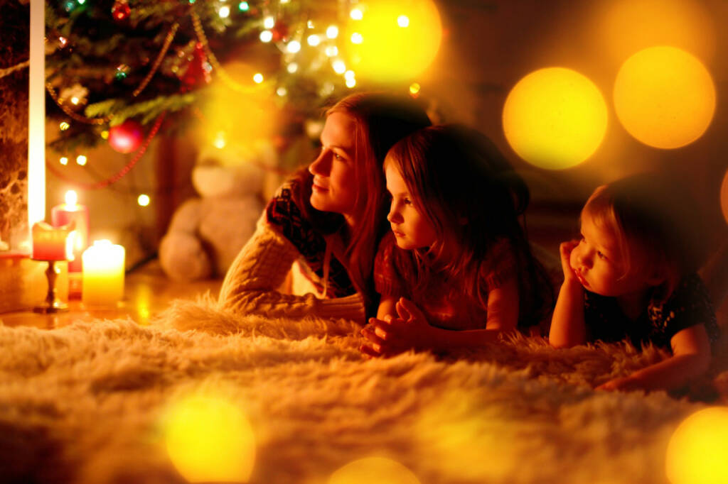 Weihnachten, Bescherung, Heiliger Abend, http://www.shutterstock.com/de/pic-215615716/stock-photo-young-mother-and-her-two-little-daughters-sitting-by-a-fireplace-in-a-cozy-dark-living-room-on.html, © www.shutterstock.com (05.11.2014) 