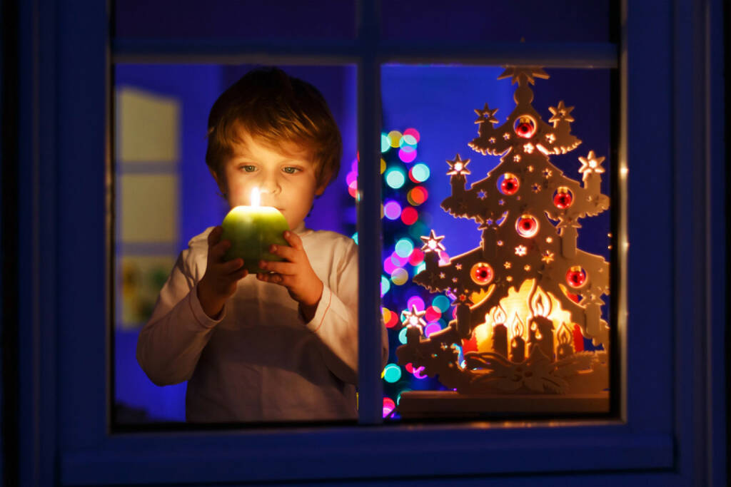 Weihnachten, Kerze, Fenster, besinnlich, Kind, http://www.shutterstock.com/de/pic-217476457/stock-photo-little-boy-standing-by-window-at-christmas-time-and-holding-candle-with-colorful-lights-from.html, © www.shutterstock.com (05.11.2014) 