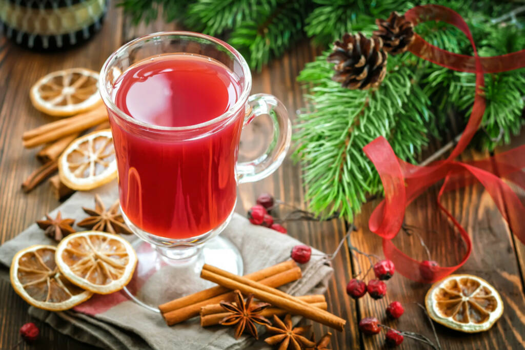 Weihnachten, Punsch, Getränk, http://www.shutterstock.com/de/pic-222912352/stock-photo-christmas-punch-with-cinnamon-and-anise.html, © www.shutterstock.com (05.11.2014) 