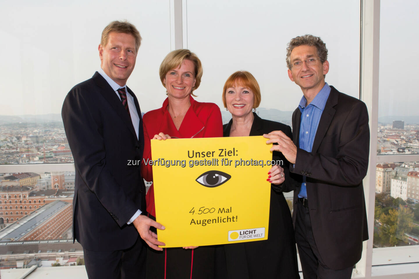 Julian M. Hadschieff, CEO PremiQaMed Group; Karin Krobath, stv. Vorsitzende Licht für die Welt; Chris Lohner, Goodwill Ambassador Licht für die Welt; Rupert Roniger, Geschäftsführer Licht für die Welt: PremiQaMed Management GmbH: Ziel der Spendeninitiative PremiQaMed: 4.500 Graue-Star-Operationen in drei Jahren.