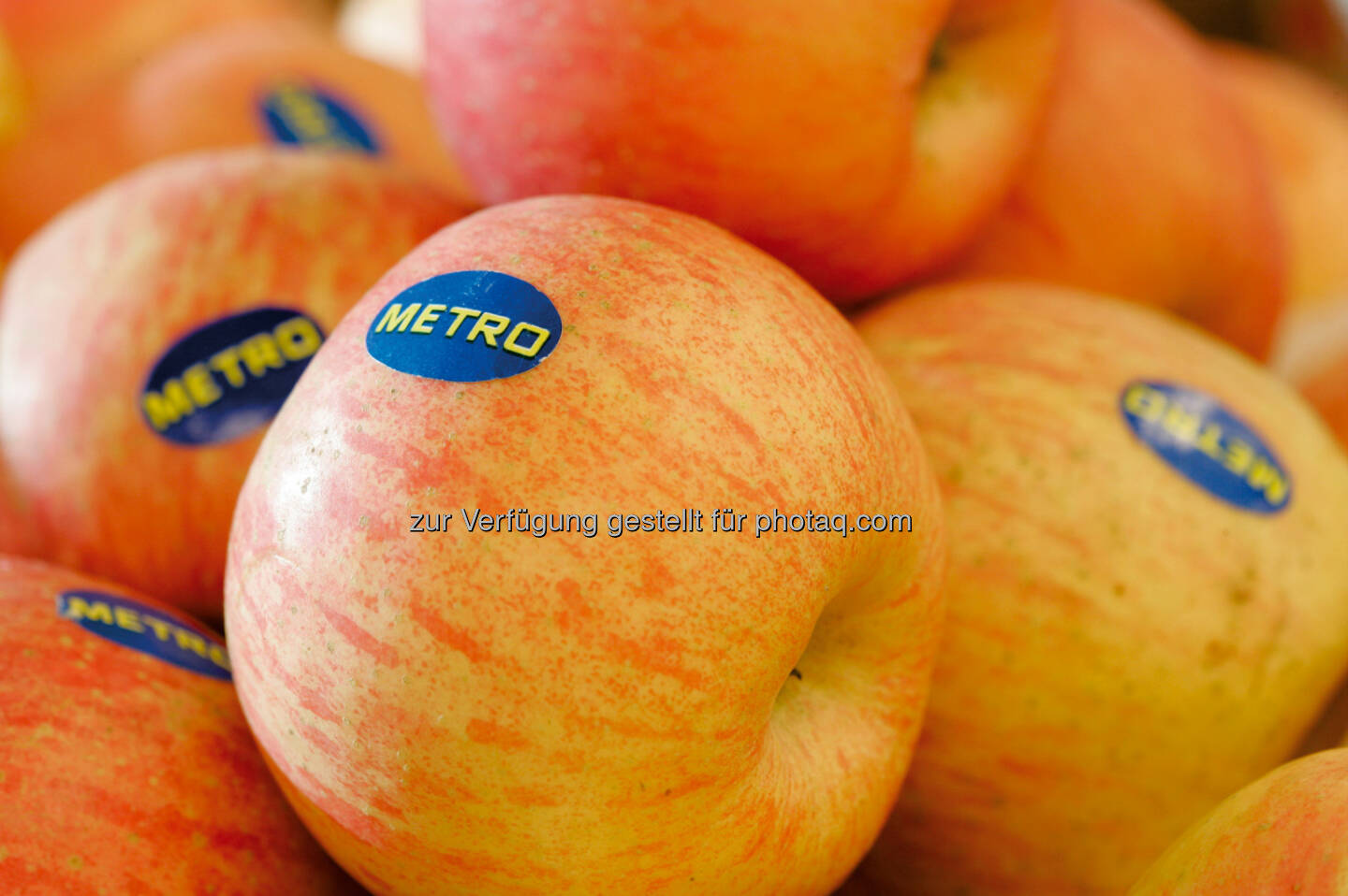 Metro begeht den Tag des Apfels - am 14.11. bekommt jeder Kunde einen Apfel geschenkt - 3,5 Tonnen Äpfel werden für diese Aktion gekauft - Metro unterstützt damit die heimischen Bauern (Bild: Metro)
