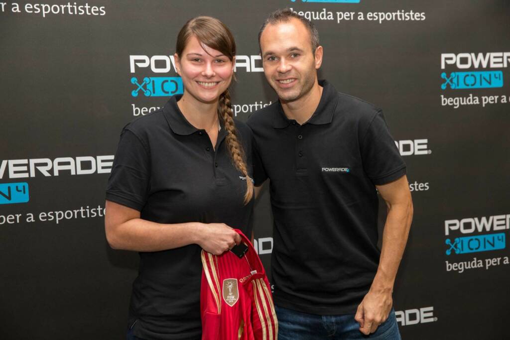 Mit Powerrade zu Andrés Iniesta: Fußballfans aus Vorarlberg, Salzburg und Wien reisten nach Barcelona zum Superstar, Credit: Coca-Cola/Speedlight-Schreiner), © Aussendung (07.11.2014) 