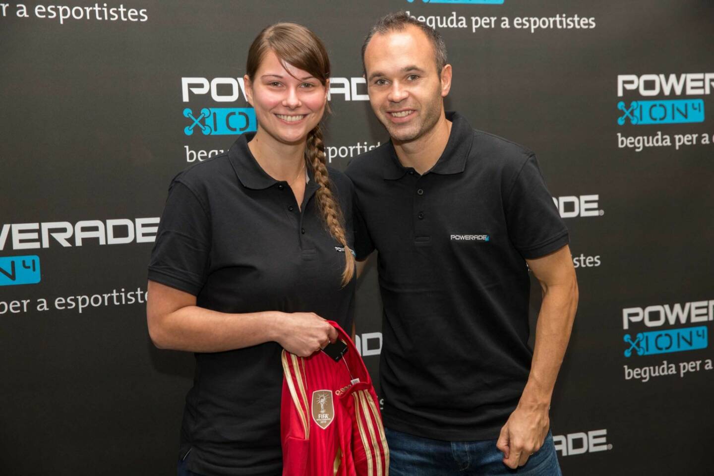 Mit Powerrade zu Andrés Iniesta: Fußballfans aus Vorarlberg, Salzburg und Wien reisten nach Barcelona zum Superstar, Credit: Coca-Cola/Speedlight-Schreiner)