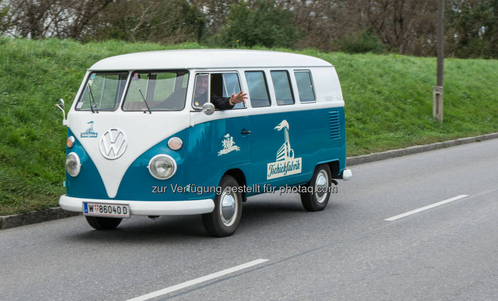 Tschickfabrik erweckt Tabak-Anbau in Ö zu neuem Leben - Tschickfabrik-VW-Bulli on Tour (Bild: Rudi Ferder, Tschickfabrik), © Aussendung (10.11.2014) 