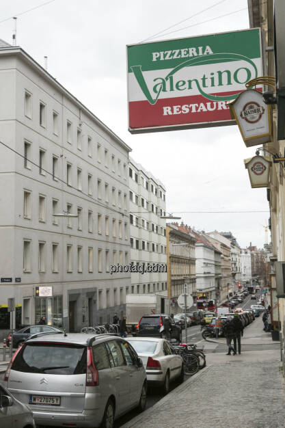 Interview-Ort: Die Pizzeria Valentino liegt schräg vis a vis des Börse Express (weisses Haus links) in der Berggasse, Wien 9, © Martina Draper  (04.02.2013) 