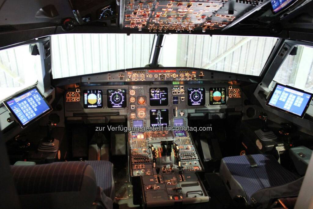 Austrian Airlines stattet Piloten mit Surface Pro 3 Tablets von Microsoft aus, Cockpit, © Aussender (12.11.2014) 