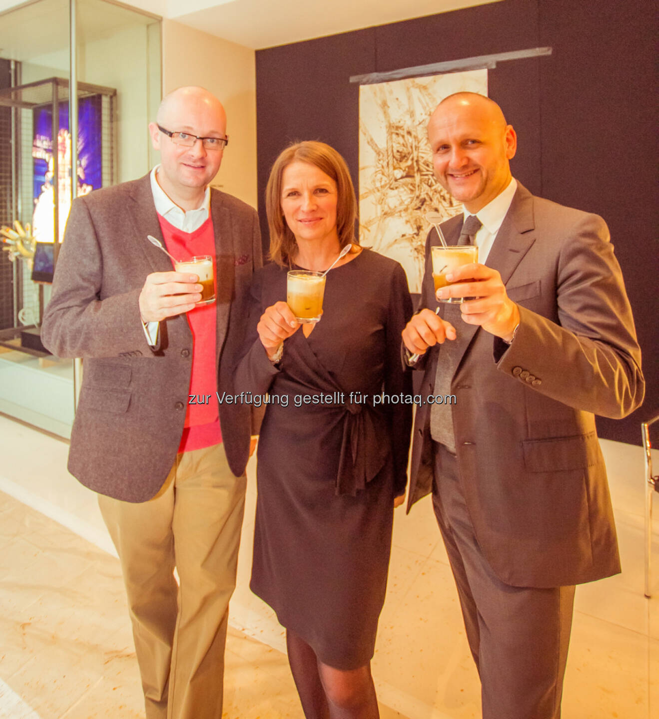 Gavin Maclennan (Global Brand Director Le Méridien), Gabriela Benz (General Manager Le Méridien Wien) und Norbert Kettner (Direktor WienTourismus): Meridien Vienna GmbH: Ein Stadtporträt aus Kaffee - Le Méridien Hotels & Resorts lassen (sich) von Kaffee inspirieren