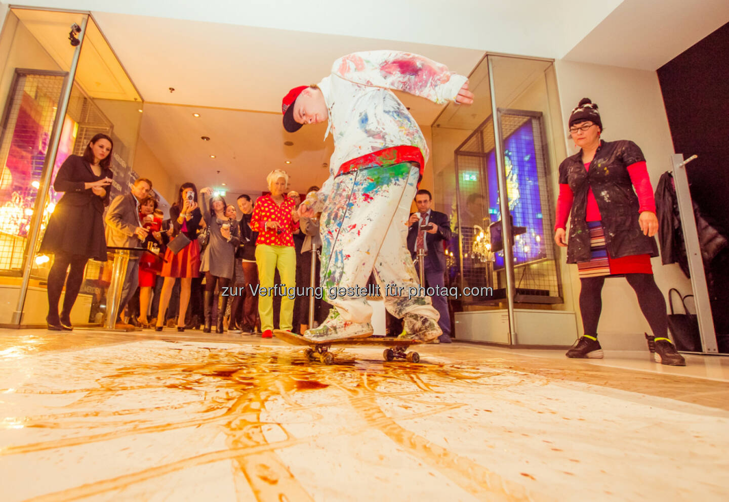 Meridien Vienna GmbH: Ein Stadtporträt aus Kaffee - Skateboard Painting mit den Ingredienzien der neuen Kaffeespezialität des Le Méridien (Apple Strudel on the Rocks) – „auf Spur gebracht“ von den Künstlern Elena Mildner und Daniel Maurer.