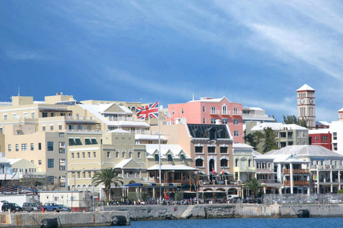 Bermudas, Hamilton, http://www.shutterstock.com/de/pic-17077726/stock-photo-a-view-of-the-busy-waterfront-of-downtown-hamilton-bermuda.html