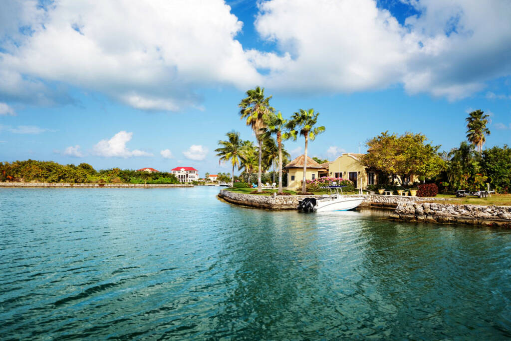 Cayman Islands, Meer, Palmen, http://www.shutterstock.com/de/pic-77609683/stock-photo-waterfront-homes-on-grand-cayman.html, © (www.shutterstock.com) (12.11.2014) 