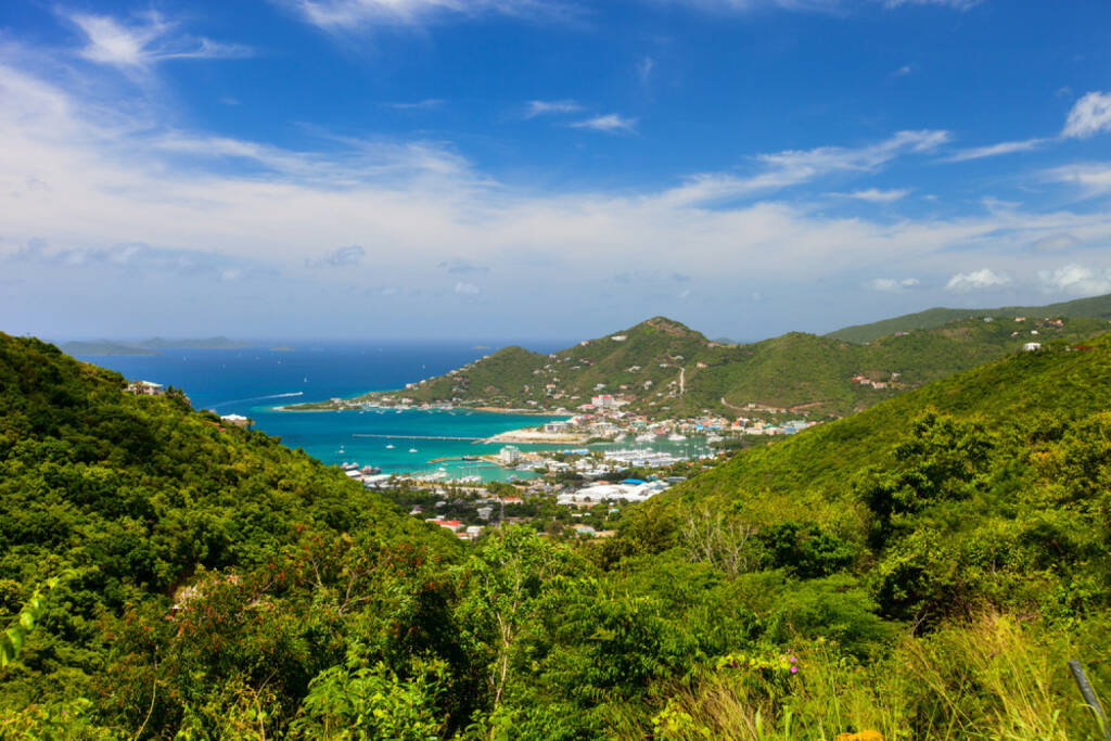 Britische Jungferninseln, Road Town, http://www.shutterstock.com/de/pic-207336373/stock-photo-aerial-view-of-road-town-on-tortola-the-capital-of-british-virgin-islands.html, © (www.shutterstock.com) (12.11.2014) 