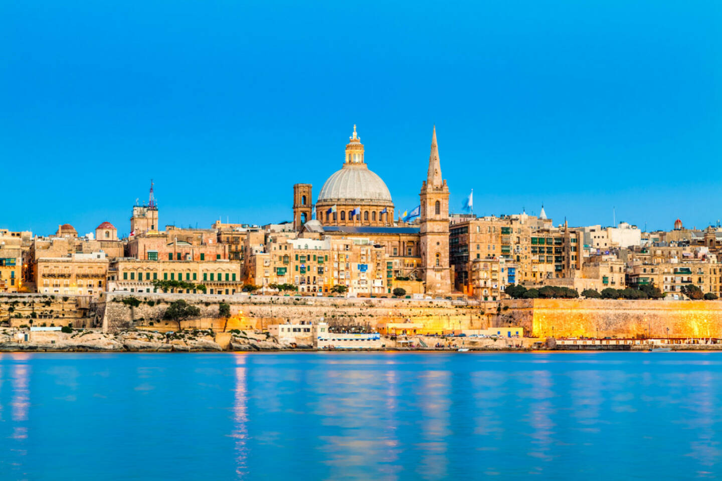 Malta, Valetta, http://www.shutterstock.com/de/pic-125319017/stock-photo-valletta-skyline-in-the-evening-malta.html