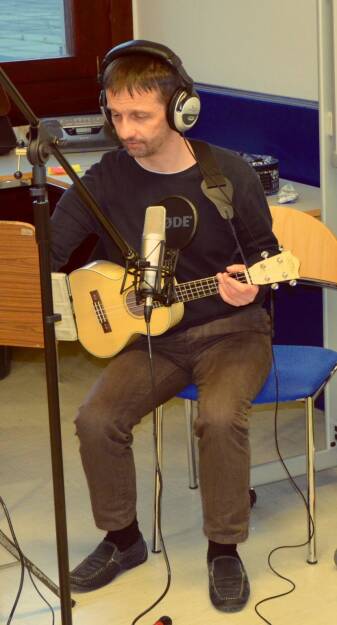 Wolfgang Fuchsbichler (Dozent für Gitarre am Vienna Konservatorium), Part of the ELI Projekt, siehe (und höre) zb. https://www.youtube.com/watch?v=kaXS_gmWiZI  , © Aussender (13.11.2014) 