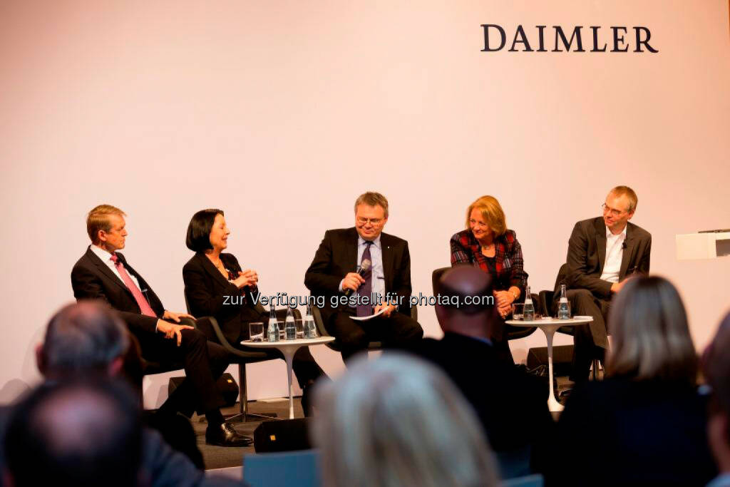 Prof. Thomas Weber, Vorstandsmitglied der Daimler AG, Konzernforschung & Mercedes-Benz Cars Entwicklung,  Christine Hohmann-Dennhardt, Vorstandsmitglied der Daimler AG, Integrität und Recht, Jörg Howe, Leiter Global Communications, Daimler AG, Sabine Leutheusser-Schnarrenberger, Bundesministerin der Justiz a.D., und Wieland Holfelder, Engineering Director & Site Lead bei Google Germany : Daimler: Diskussion zum Thema vernetztes Fahren und Datenschutz diskutierten , © Aussender (13.11.2014) 