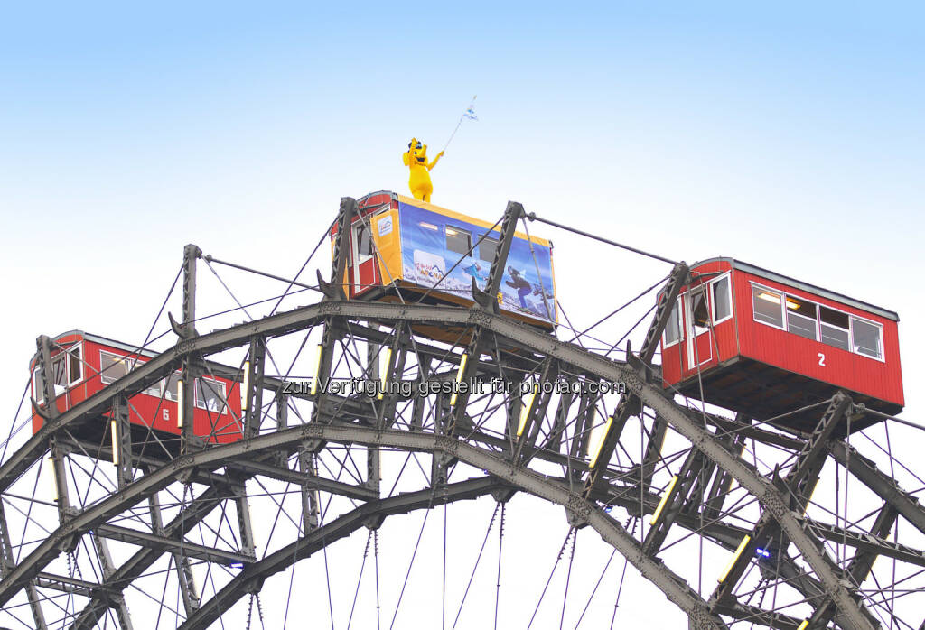 Zillertal Arena: Gelber Elefant stürmt Wiener Riesenrad: FUNty, das Maskottchen der Zillertal Arena, eröffnet Wintersaison in der Bundeshauptstadt, © Aussender (13.11.2014) 