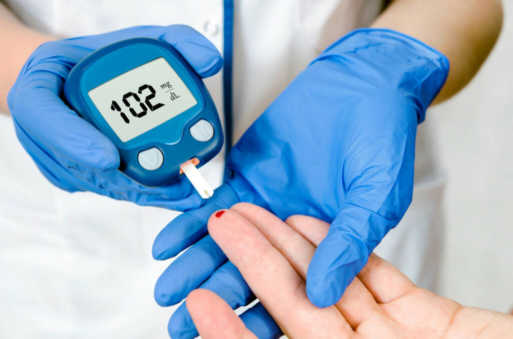 Diabetes, Blutzucker, Messung, Blut, http://www.shutterstock.com/de/pic-217017625/stock-photo-doctor-woman-measuring-glucose-level-blood-in-hospital-close-up.html, © www.shutterstock.com (13.11.2014) 