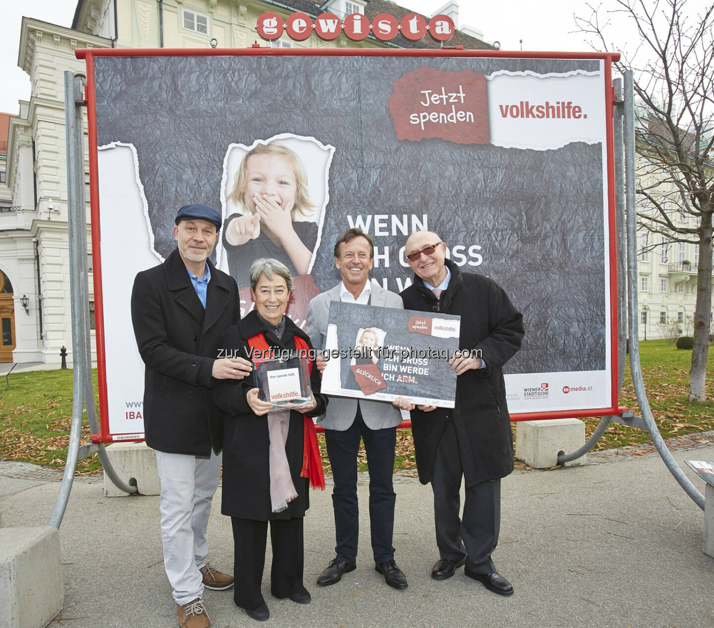 Erich Fenninger (Volkshilfe Bundesgeschäftsführer), Margit Fischer (Schirmfrau der Volkshilfe), Karl Javurek (Gewista Generaldirektor), Günter Geyer (Generaldirektor des Wiener Städtischen Versicherungsvereins): Volkshilfe Österreich: Volkshilfe und Schirmfrau Margit Fischer präsentieren neue Spendenkampagne