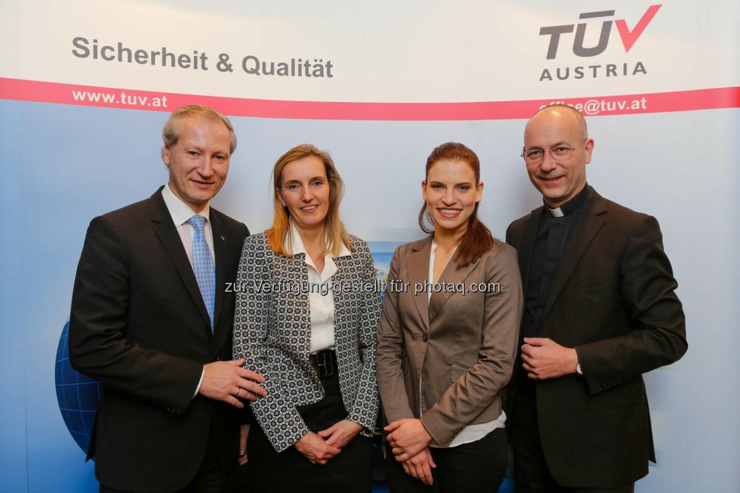 TÜV Austria CEO Stefan Haas mit Gattin Claudia Haas, Moderatorin Cornelia Kreuter W24/Puls 4 und  Anton Faber: TÜV Austria: Toni Faber über Wirtschaft und Religion im TÜV Austria Forum