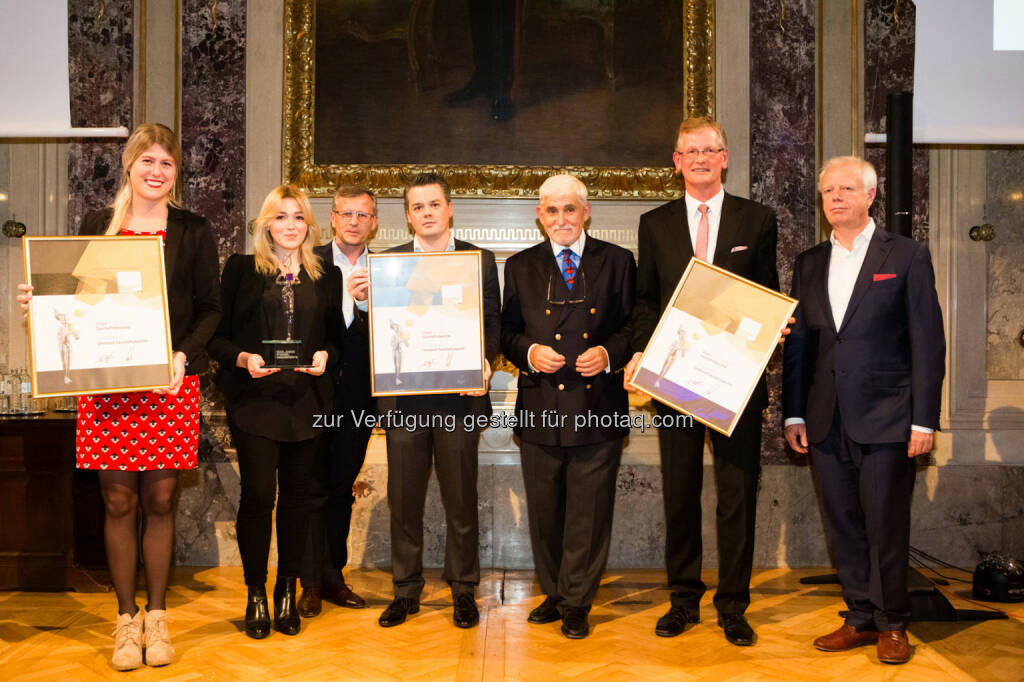 Sandra Kurz-Thurn-Goldenstein (Kiska Design), Lisa Aichhorn (Samson Druck), Christopf Tschoner (Golden Pixel Award-Sponsor Antalis), Tibor Valentin (Samson Druck), Werner Sobotka (Juryvorsitzender), Michael Seidl (Print&Publishing), Ernst Brunbauer (Golden Pixel Award-Sponsor Lenzing Papier): “Golden Pixel Award” für Samson Druck, © Aussendung (14.11.2014) 