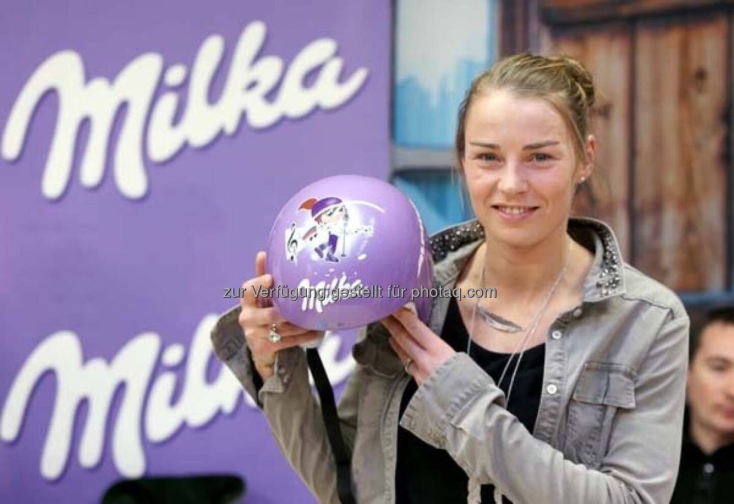 Tina Maze, Milka-Helm http://www.voestalpine.com/wmblog/2013/02/05/zu-besuch-bei-den-milka-ski-girls-und-ihren-glucksbringern/#.UREeuI7aK_Q