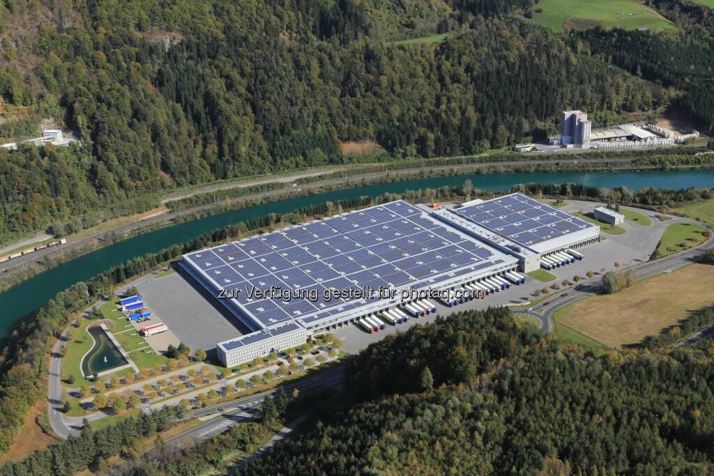 Hofer KG: Österreichs größtes Photovoltaik-Projekt auf dem Dach der Hofer-Zweigniederlassung in Kärnten geht ans Netz, © Aussendung (17.11.2014) 