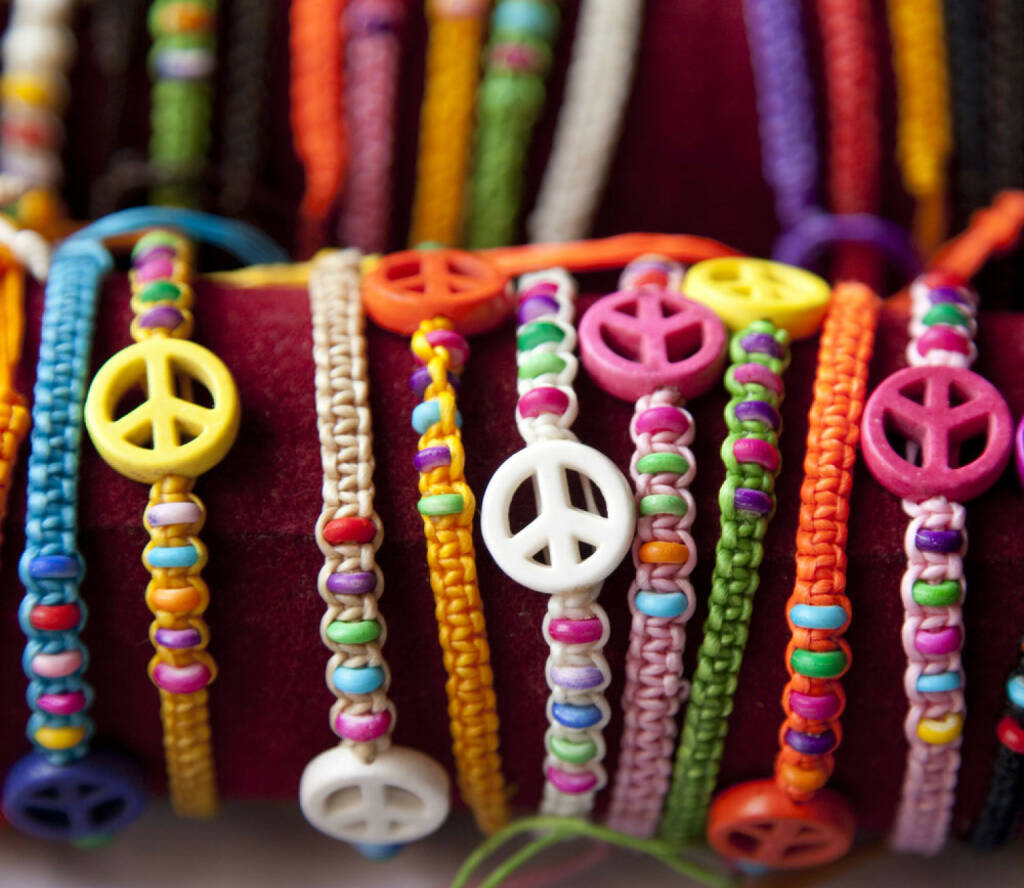 peace, Friede, Armband, Farben, bunt, Schmuck, http://www.shutterstock.com/de/pic-174283196/stock-photo-bracelet-with-peace-sign.html, © www.shutterstock.com (17.11.2014) 