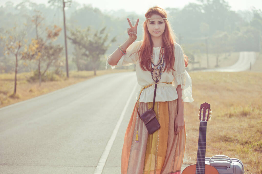 peace, Friede, Hippie, http://www.shutterstock.com/de/pic-174694952/stock-photo-hippie-girl-with-peace-signs-in-golden-field.html, © www.shutterstock.com (17.11.2014) 