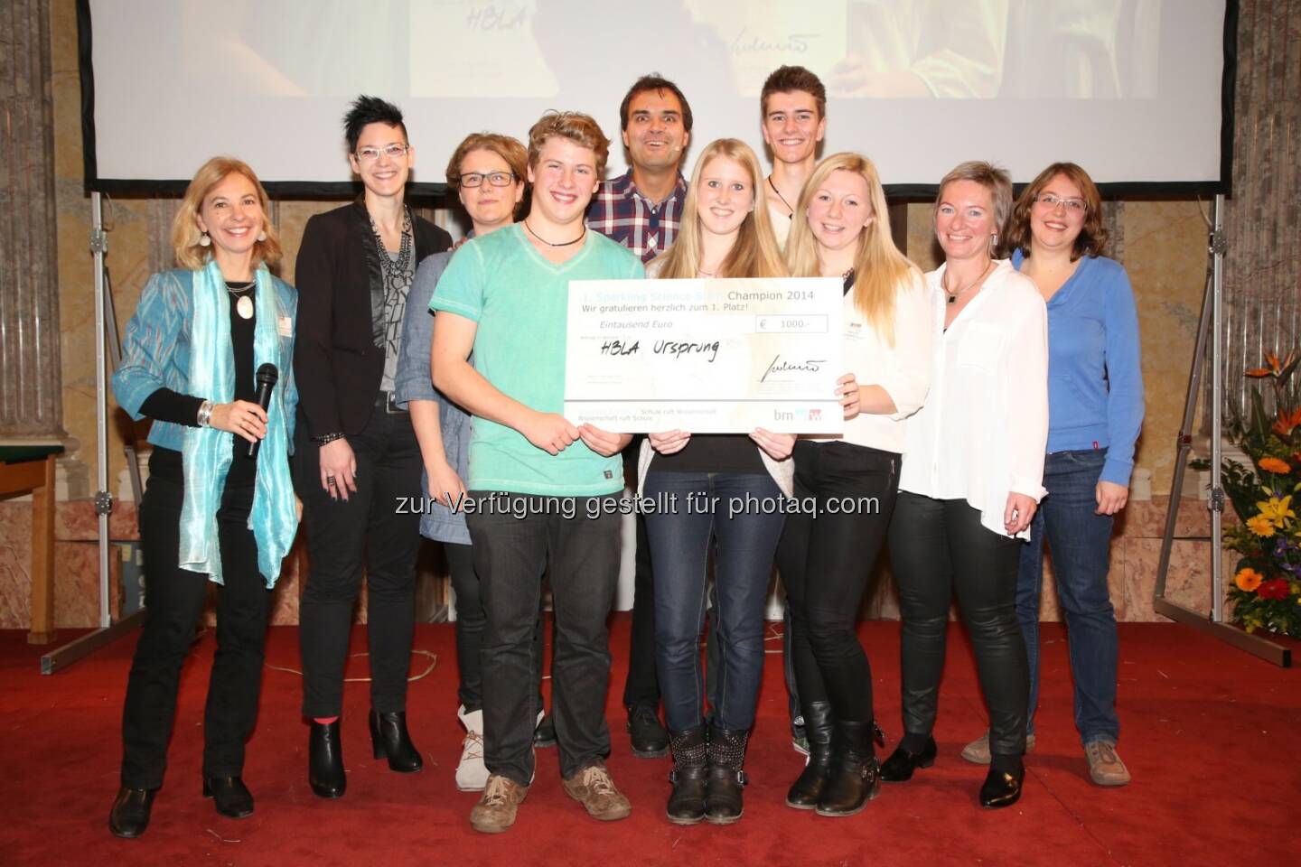 Die Preisträger/innen des ersten Sparkling Science-Slam Österreichs - Schüler/innen und Lehrer/innen der HBLA Ursprung mit Science Slammer Bernhard Weingartner und Wissenschaftler/innen der Uni Salzburg