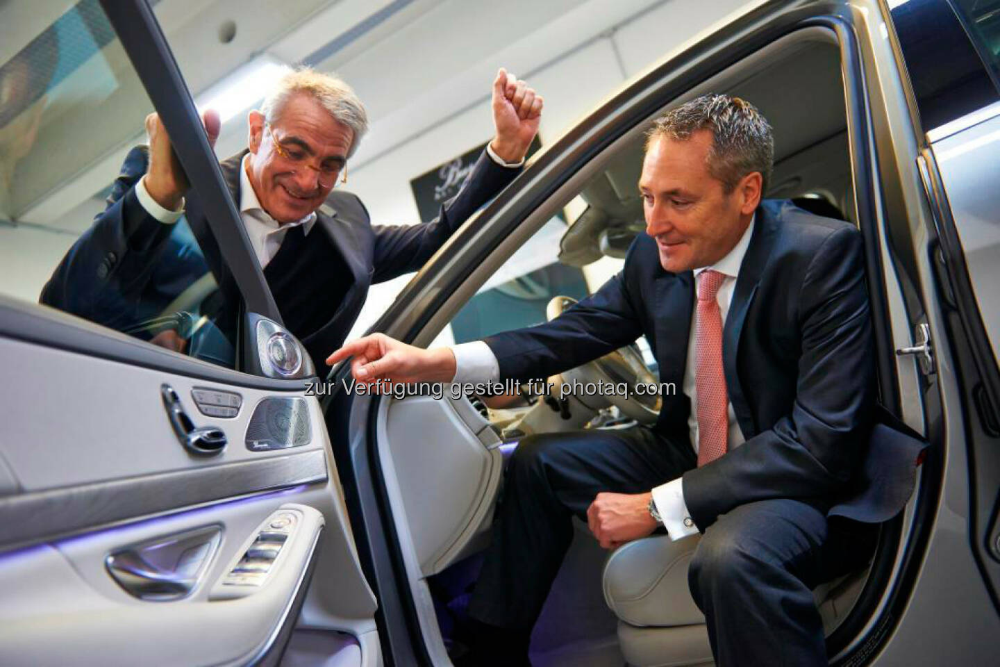 Dieter Burmester, Geschäftsführer Burmester Audiosysteme GmbH (links), und  Klaus Zehender, Bereichsvorstand Einkauf & Lieferantenqualität Mercedes-Benz Car: Hörprobe in der Mercedes-Benz S-Klasse: Mercedes-Benz forciert internationalen Einkauf