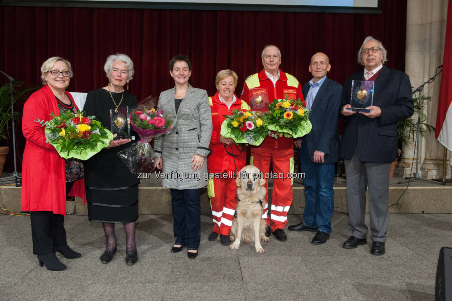 Vera Steiner (Magistrationsdirektion), Ingeborg Hungerleider (Preisträgerin), Sonja Wehsely (Stadträtin für Gesundheit und Soziales), Lore und Peter Erdle mit Besuchshund (PreisträgerInnen), Dennis Beck (Geschäftsführer Wiener Gesundheitsförderung), Gerhard Härtl (Preisträger) - WiG: Großes Interesse bei JedeR für JedeN und Überreichung des Preises der Menschlichkeit