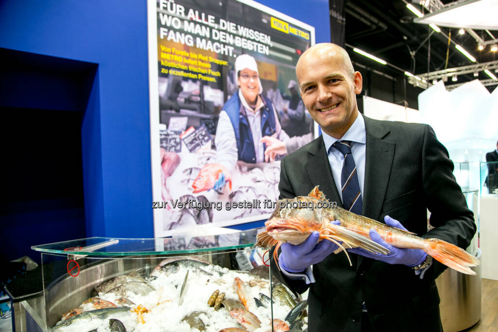 Metro-Generaldirektor Marc Groenewoud präsentiert auf der Alles für den Gast das Frischfisch-Angebot, (C) Foto: Metro/wildbild, © Aussender (18.11.2014) 