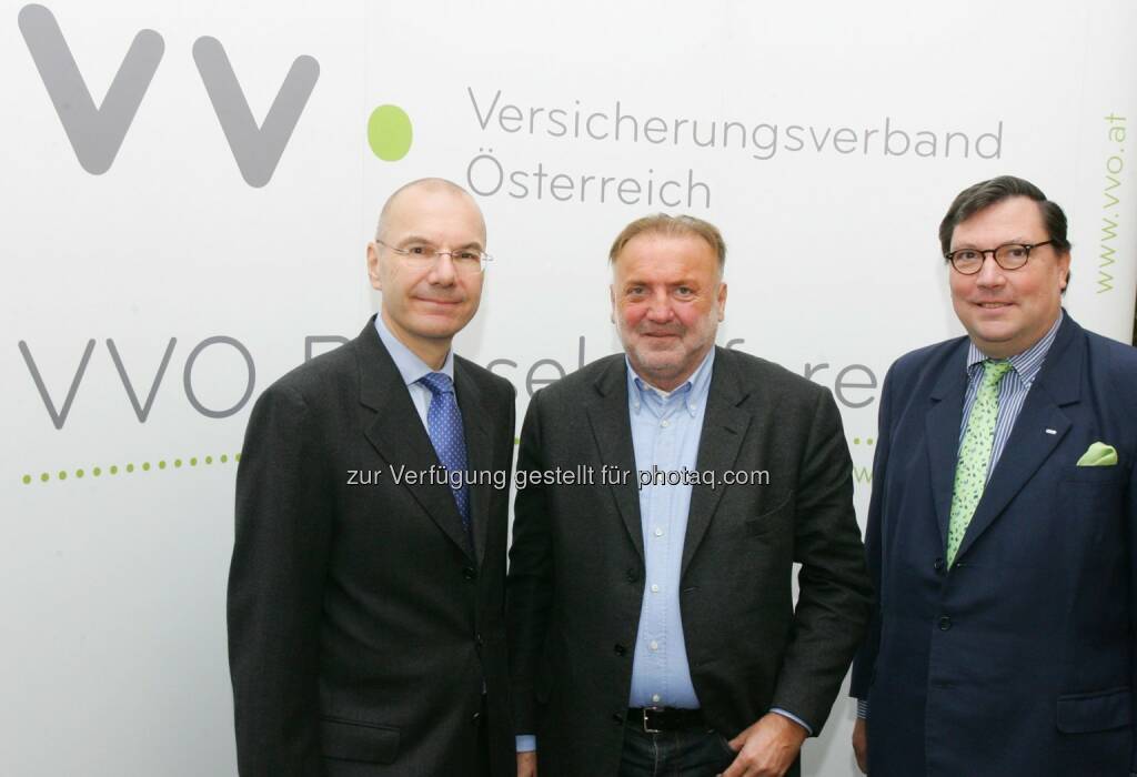 Wolfram Littich (VVO-Vizepräsident und Generaldirektor Allianz Elementar Versicherungs-Aktiengesellschaft), Josef Kubitschek (VKI-Geschäftsführer) und Louis Norman-Audenhove (Generalsekretär des österreichischen Versicherungsverbandes VVO): Verband der Versicherungsunternehmen Österreichs: VVO und VKI - Fortsetzung der Finanzbildungsoffensive: Sicher in den eigenen vier Wänden, © Aussender (18.11.2014) 