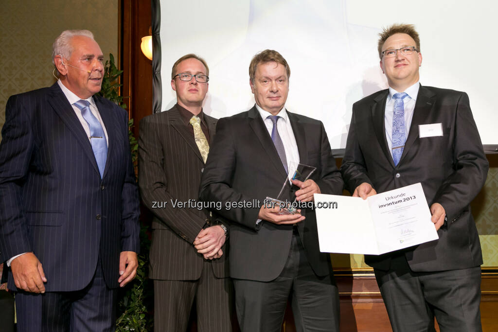 Friedrich Rödler, Präsident des Österreichischen Patentamtes (l.) überreicht den Inventum Award in Bronze an die FACC-Vertreter Gernot Schneiderbauer, R&D Engineer (2.vl.), Hermann Filsegger, Head of Engineering (3.vl.) und Olaf Roock, Senior Program Manager Automation & Industrial Engineering (r.) - FACC AG wurde am 18.11.2014 vom Österreichischen Patentamt für die Entwicklung eines integralen Flügelkastens für Flugzeuge mittels neuem Infusions-Herstellverfahren mit dem renommierten österreichischen Erfinderpreis „Inventum“ ausgezeichnet. (Bild: Österreichisches Patentamt/APA-Fotoservice/Schedl), © Aussendung (19.11.2014) 