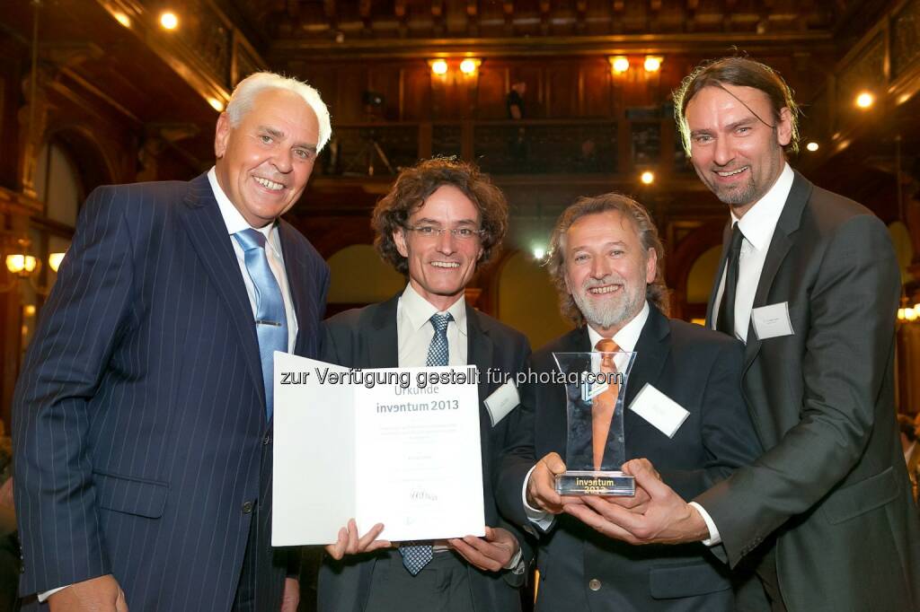 Friedrich Rödler (Präsident des Österreichischen Patentamtes) mit den Siegern für das Patent des Jahres 2013 - And the Inventum goes to Kielsteg! (Bild: Österreichisches Patentamt/APA-Fotoservice/Schedl), © Aussendung (19.11.2014) 