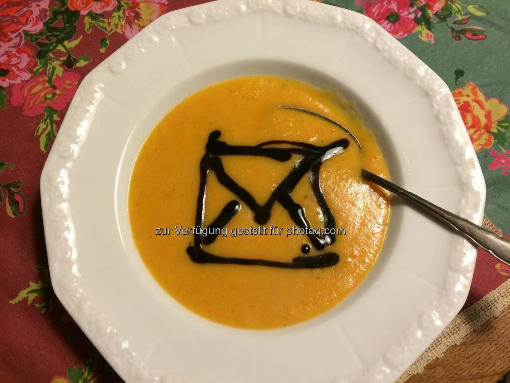 Deutsche Post: Passend zum „Tag der gelben Suppe“ haben wir die Kochlöffel geschwungen. Jetzt lassen wir uns das Ergebnis schmecken. :-)  Source: http://facebook.com/deutschepost (19.11.2014) 