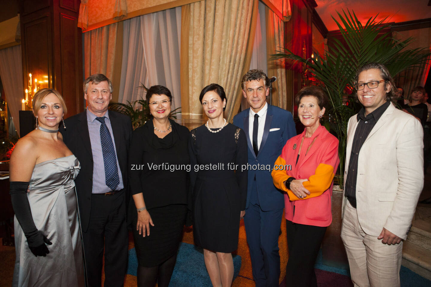 Daniela Enzi (Geschäftsführerin WertInvest), Bezirksvorsteher für den 3. Bezirk Erich Hohenberger, Vizebürgermeisterin Renate Brauner, InterContinental Managerin Brigitte Trattner, Eigentümer Michael Tojner, Moderatorin Ingrid Wendl und Buchautor Erich Bernard: WertInvest Hotelbetriebs GmbH: InterContinental Wien - Eine Legende wird 50