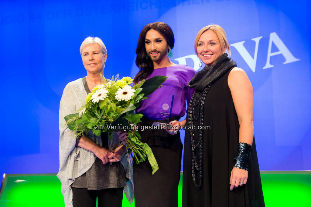 Ingrid Vogl (PRVA-Präsidentin), Conchita Wurst (Preisträgerin), Daniela Enzi (Juryvorsitzende): PRVA Public Relations Verband Austria: Conchita Wurst ist die Kommunikatorin des Jahres 2014, © Aussendung (21.11.2014) 