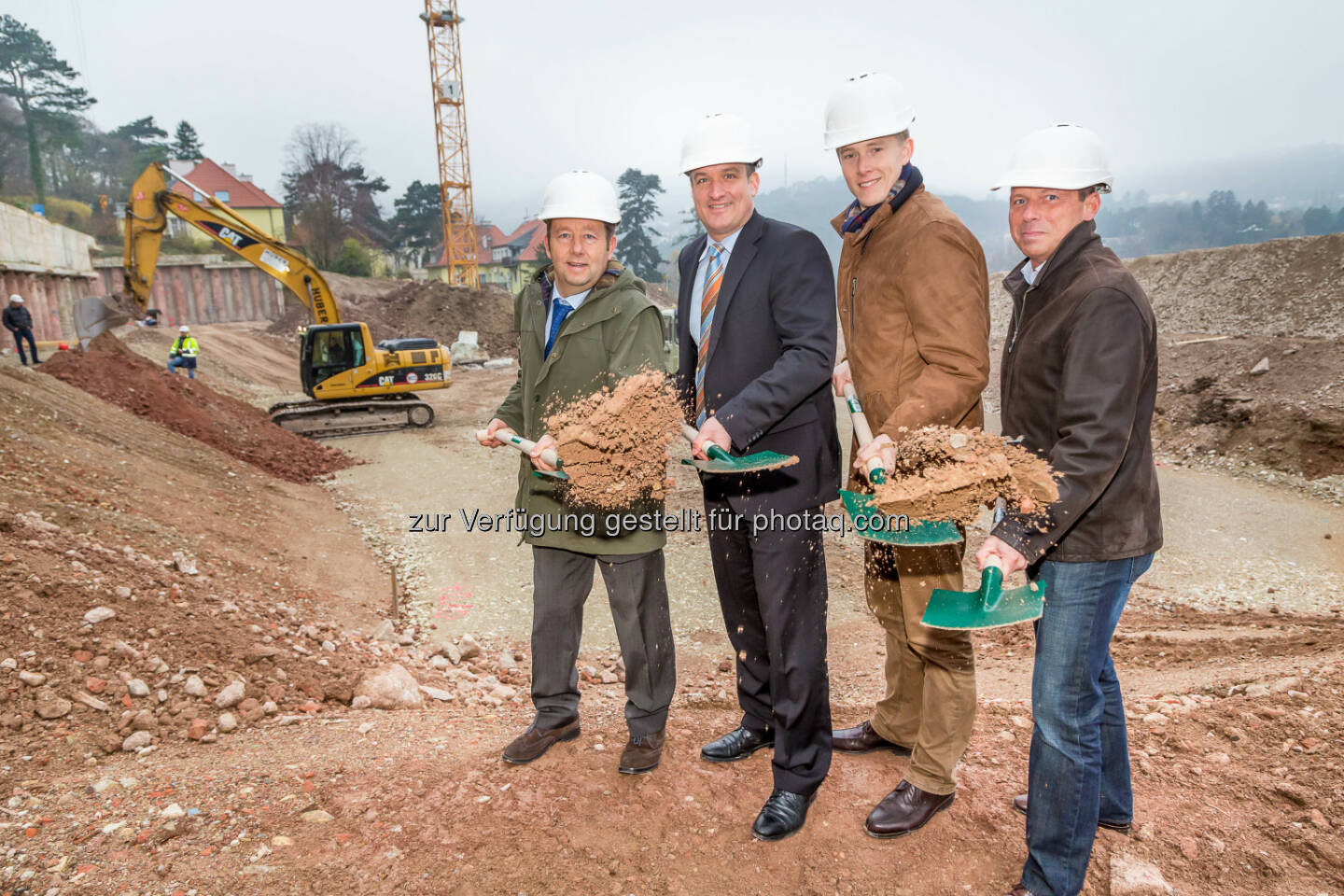 Hermann Klein (Geschäftsführer IG), Markus Teufel (Geschäftsführer IES), Alexander Lattenmayer (Projektleiter IES), Michael Witibschlager (Projektleiter IG): IES Immobilien-Projektentwicklung GmbH: Baubeginn der Wohnanlage 'Gartenpark am kleinen Anninger'