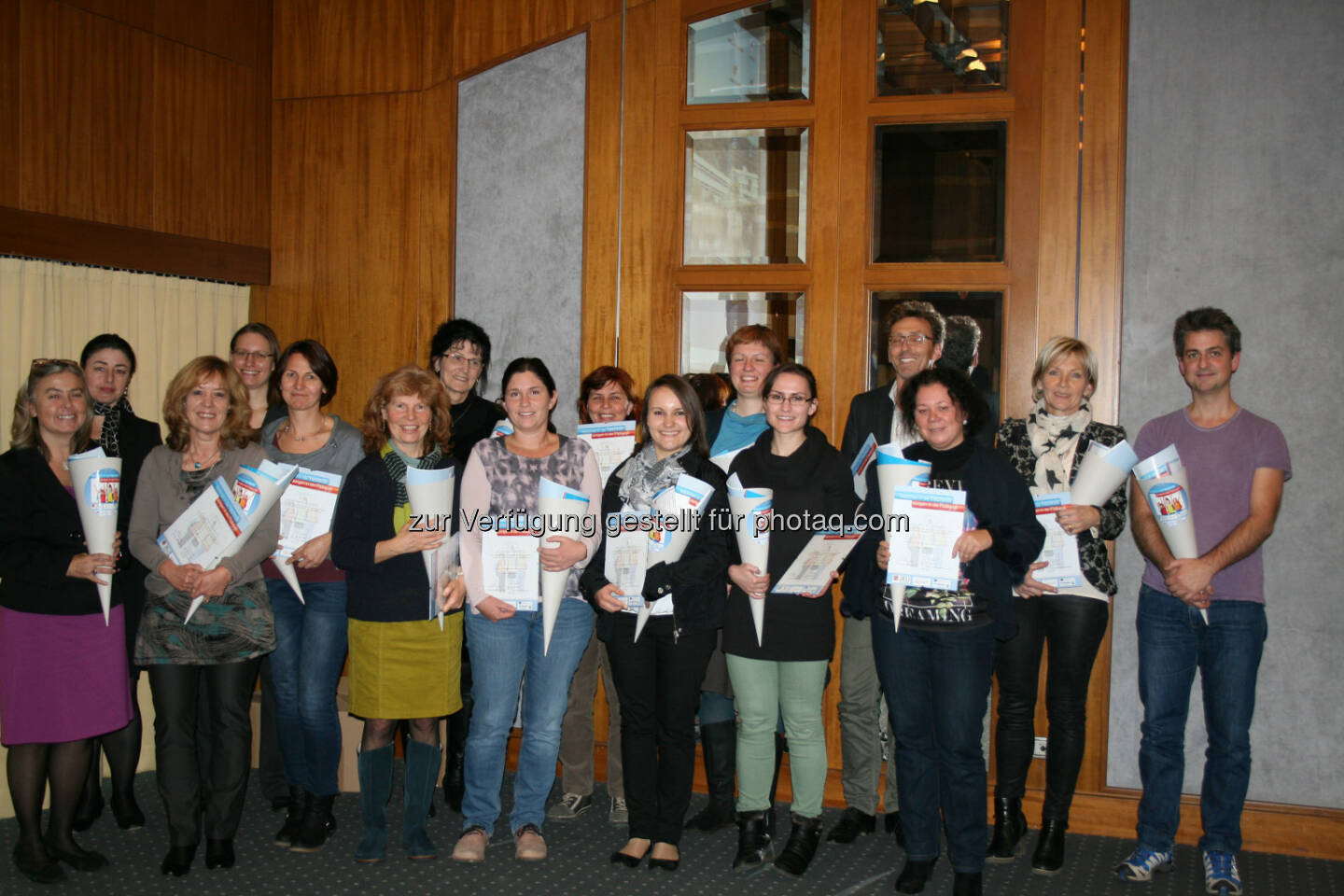 Am Projekt MiT-JiP teilgenommene PädagogInnen, die bei der Abschlussveranstaltung an der JKU ihre Zertifikate erhielten; mit Margit Waid (li., JKU), Manuela Möller (2.v.li, Uni Passau), Dipl.-Päd. Philipp Leeb (re., Obmann Verein Poika, Genderexperte des BMUKK)