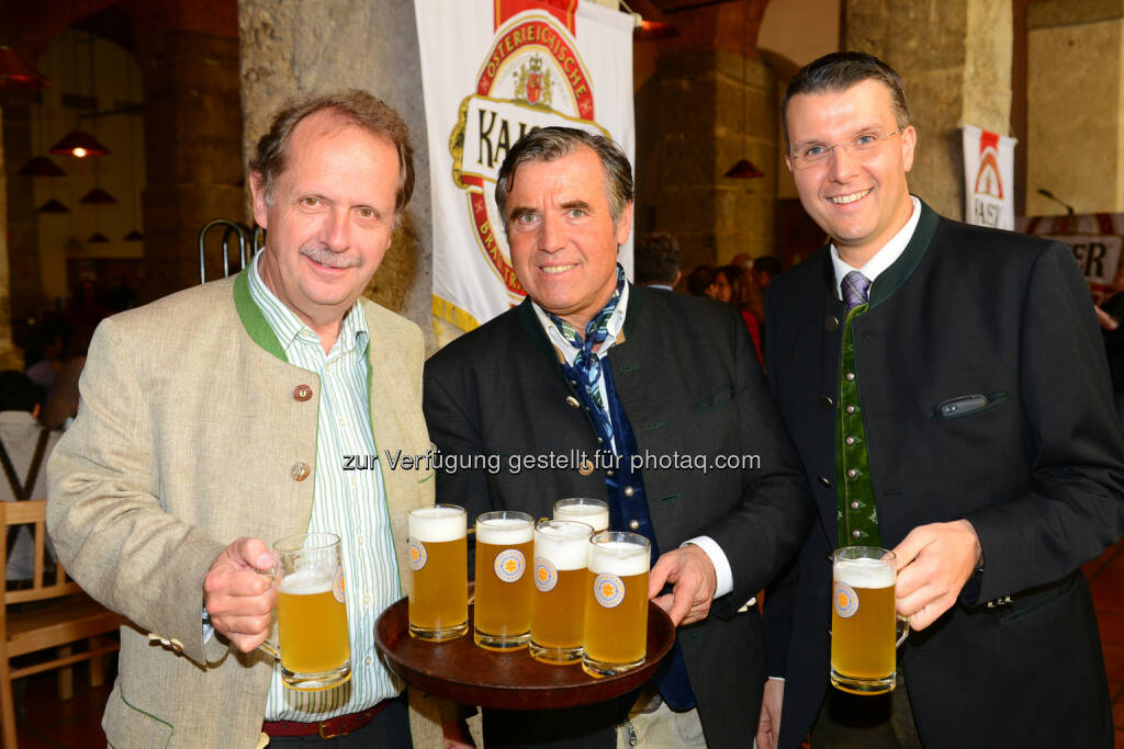 Brau Union Österreich Generaldirektor Markus Liebl, Hans Kreuzer / Wirt Braugasthof Hofbräu Kaltenhausen, Friedrich Weidinger / Regionaler Verkaufsdirektor Brau Union Österreich - Kaltenhauser Gstanzlsingen 2015: Kartenvorverkauf gestartet (Bild: Laux Manfred), © Aussender (25.11.2014) 