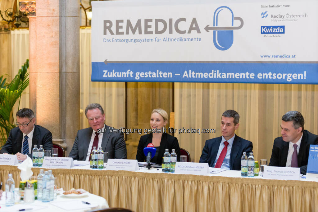 Walter Tanzer (Geschäftsführer Reclay Österreich GmbH), Christian Müller-Uri (Präsident des Österreichischen Apothekerverbandes), Dorothee Stamm (Leiterin Unternehmenskommunikation Reclay Group), Sektionschef Christian Holzer (Leiter der Sektion V - Abfallwirtschaft, Chemiepolitik und Umwelttechnologie im Bundesministerium für Land- und Forstwirtschaft, Umwelt und Wasserwirtschaft), Thomas Brosch (Geschäftsführer Kwizda Pharmahandel GmbH): Reclay Österreich GmbH: Reclay startet mit Remedica Österreich erstes flächendeckendes Rücknahmesystem für Altmedikamente (25.11.2014) 