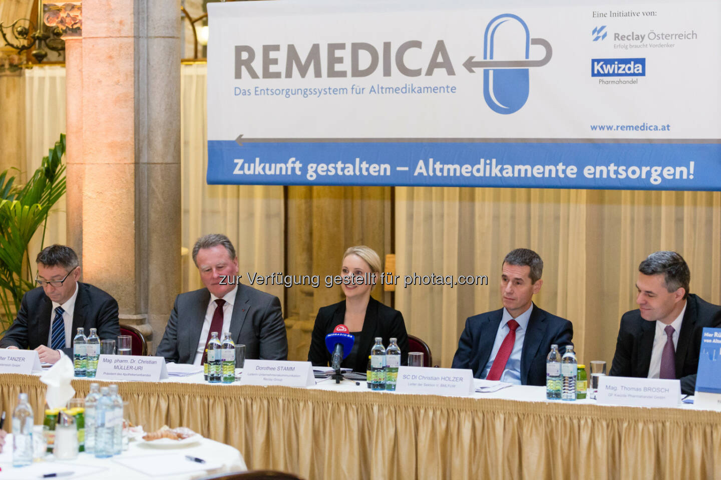 Walter Tanzer (Geschäftsführer Reclay Österreich GmbH), Christian Müller-Uri (Präsident des Österreichischen Apothekerverbandes), Dorothee Stamm (Leiterin Unternehmenskommunikation Reclay Group), Sektionschef Christian Holzer (Leiter der Sektion V - Abfallwirtschaft, Chemiepolitik und Umwelttechnologie im Bundesministerium für Land- und Forstwirtschaft, Umwelt und Wasserwirtschaft), Thomas Brosch (Geschäftsführer Kwizda Pharmahandel GmbH): Reclay Österreich GmbH: Reclay startet mit Remedica Österreich erstes flächendeckendes Rücknahmesystem für Altmedikamente