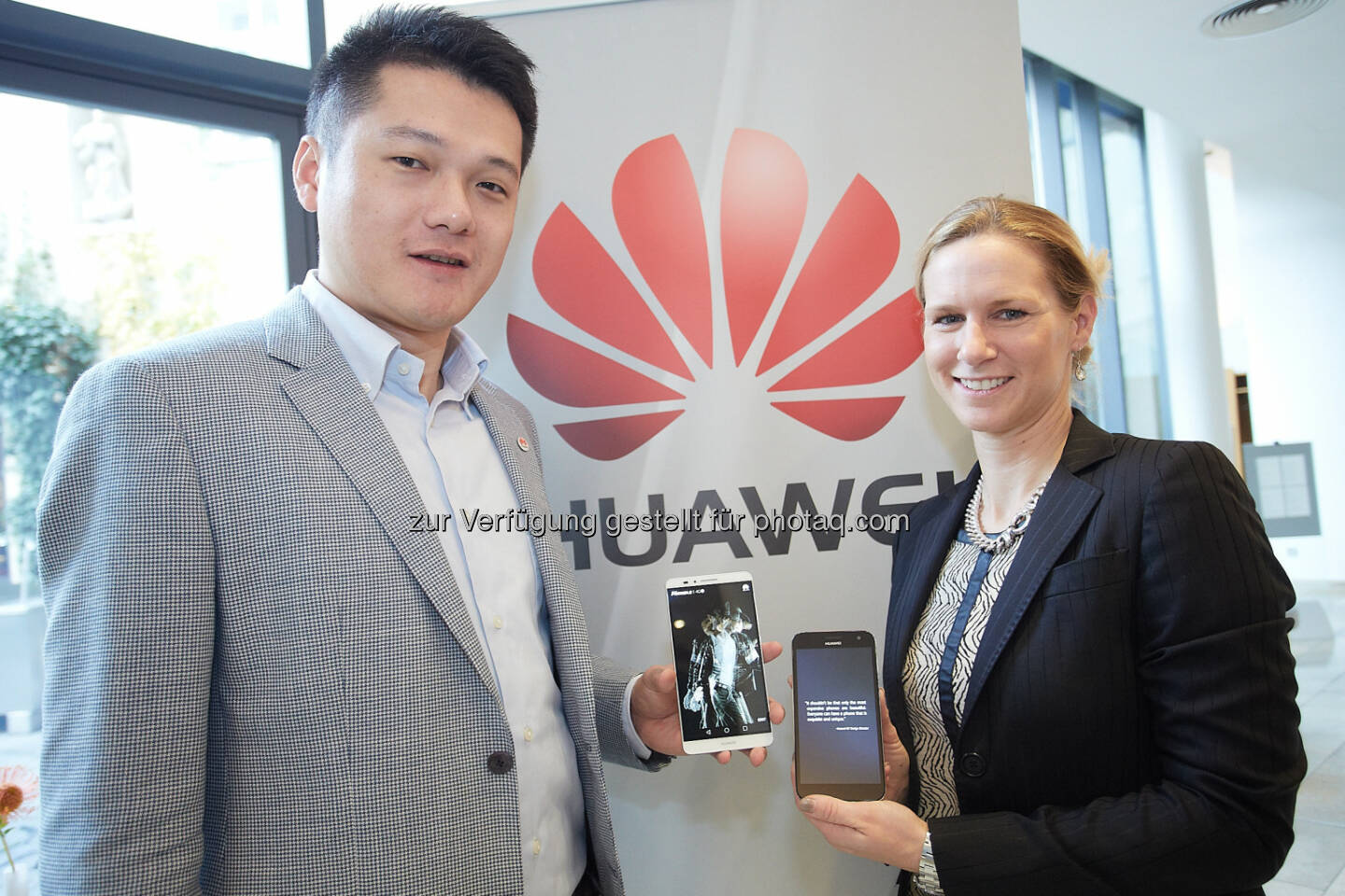 Jay Peng, Managing Director Huawei Österreich und Catharina Rieder, PR & Communications Huawei Österreich, präsentieren das neue Huawei Ascend Mate 7, das ab sofort in Österreich erhältlich ist © Huawei