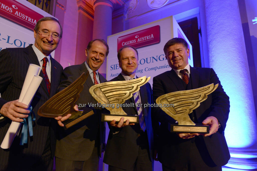 WK-Präsident Christoph Leitl gratuliert den Kategoriesiegern Brau Union Österreich Generaldirektor Markus Liebl, LME-Chef Michael Leitner und Böhler Profil-Manager Helmut Ponemayr: Austria's Leading Companies: Brau Union Österreich ist bester Big Player, © Aussendung (27.11.2014) 