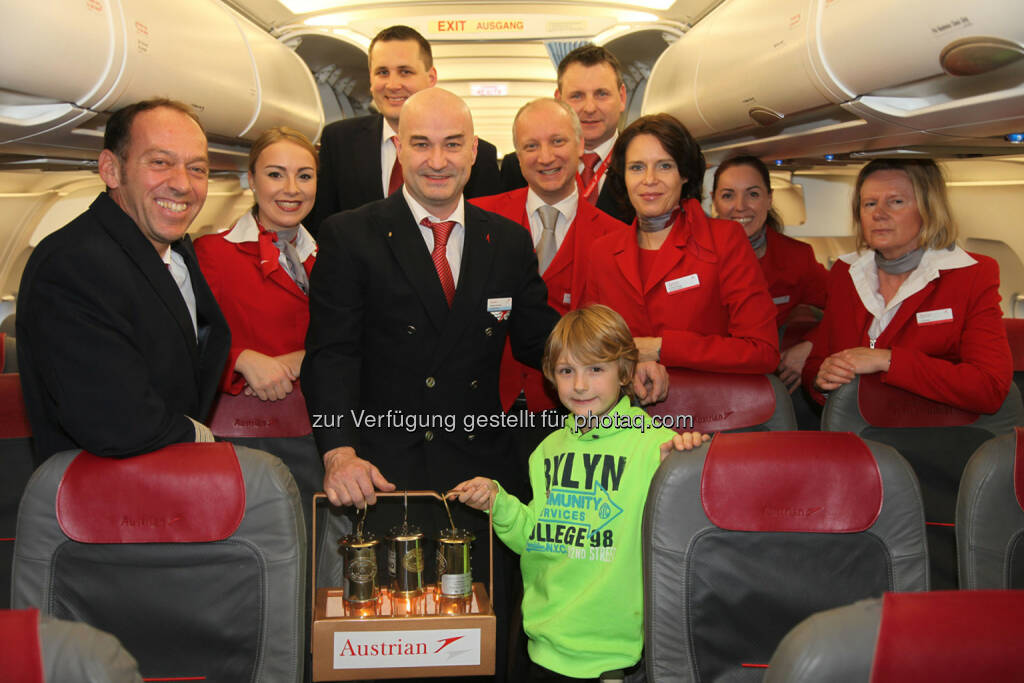 Gestern Abend brachte Austrian Airlines das ORF Friedenslicht mit dem Flug OS 858 aus Tel Aviv nach Wien. Begleitet wurde der Transport von dem diesjährigen Friedenslichtkind Tizian Ronacher, dem ORF Oberösterreich Team Günther Hartl und Sabina Korntner sowie von Austrian Sicherheitsbeauftragten., © Aussender (27.11.2014) 