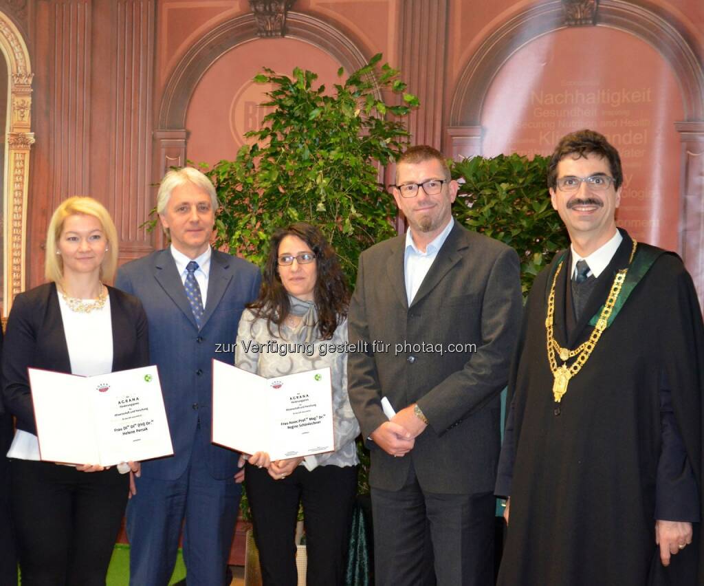 AGRANA verlieh bereits zum 16. Mal ihren Förderungspreis für Wissenschaft und Forschung. Dr. Fritz Gattermayer, Vorstandsdirektor der AGRANA Beteiligungs-AG und Absolvent der Universität für Bodenkultur, übergab heute im Rahmen eines Festaktes an der Universität für Bodenkultur (BOKU) in Wien den Forschungsförderungspreis an Dr. Regine Schönlechner und Dr. Helene Persak.
Foto v.l.: Preisträgerin Dr. Helene Persak, AGRANA Vorstand Dr. Fritz Gattermayer, die zweite Preisträgerin des AGRANA Forschungsförderungspreises Regine Schönlechner, Laudator Dr. Clemens Karl Peterbauer sowie BOKU Wien Rektor Univ. Prof. Dr. Martin Gerzabek  Source: http://facebook.com/AGRANA.Group, © Aussendung (27.11.2014) 