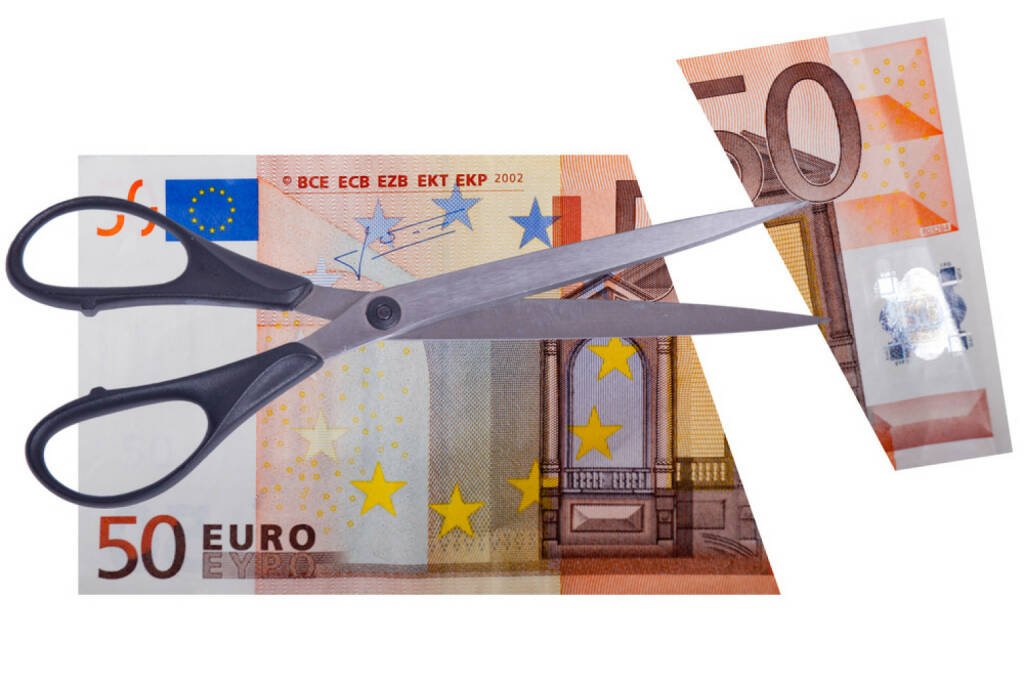 Negativzinsen, Sparzinsen, Strafzinsen, Kostenreduktion, sparen, reduzieren, Gewinn, klein, weniger, Zinsen, http://www.shutterstock.com/de/pic-98055218/stock-photo-paper-money-with-scissors.html, © www.shutterstock.com (28.11.2014) 