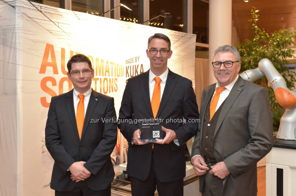 Timo Heil, Projektleiter KukaSystems Assembly & Test; Till Reuter, Vorstandsvorsitzender der Kuka AG; Bernd Vohl, Geschäftsbereichsleiter Kuka Systems Assembly & Test): Kuka erhält den ZF Supplier Award 2014, © Aussendung (28.11.2014) 