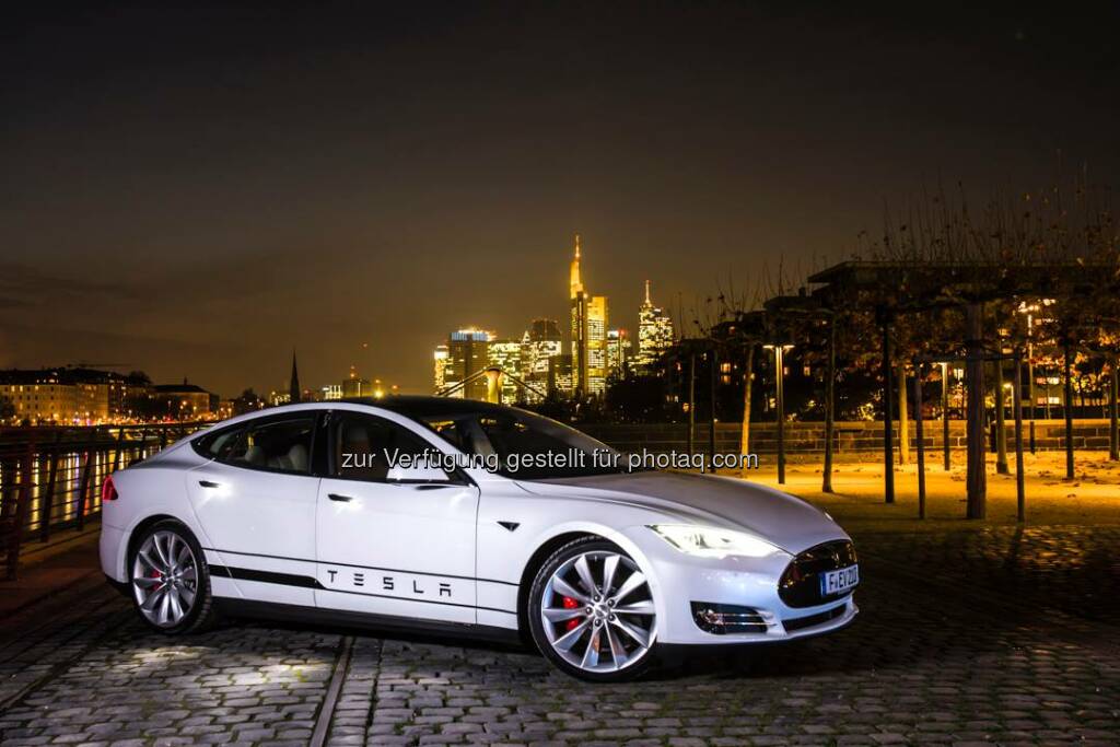 Model S at the skyline in Frankfurt, Germany.
Thanks for the photos Stefan Sieber - fotostudio picturebaer.  Source: http://facebook.com/teslamotors, © Aussender (29.11.2014) 